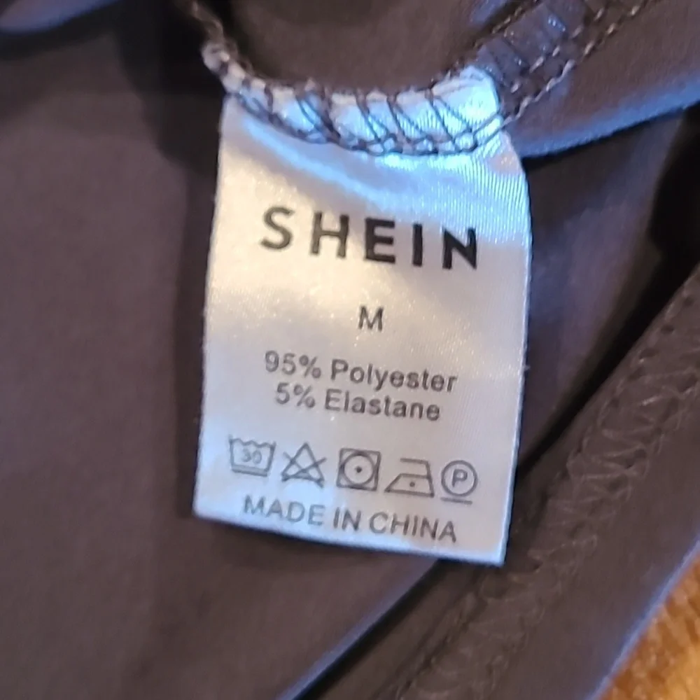 SHEIN Gray Tank Top with Dripping Flag Design - Picture 3 of 3